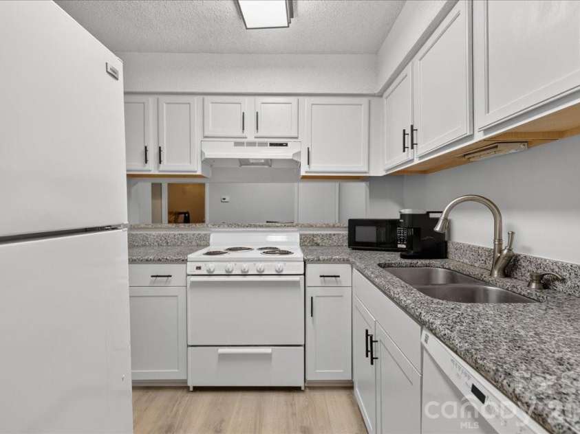 1608 Sharon Road, Charlotte, NC 28210.  MLS# CAR4396461, YatesRealty ID 15668. Kitchen