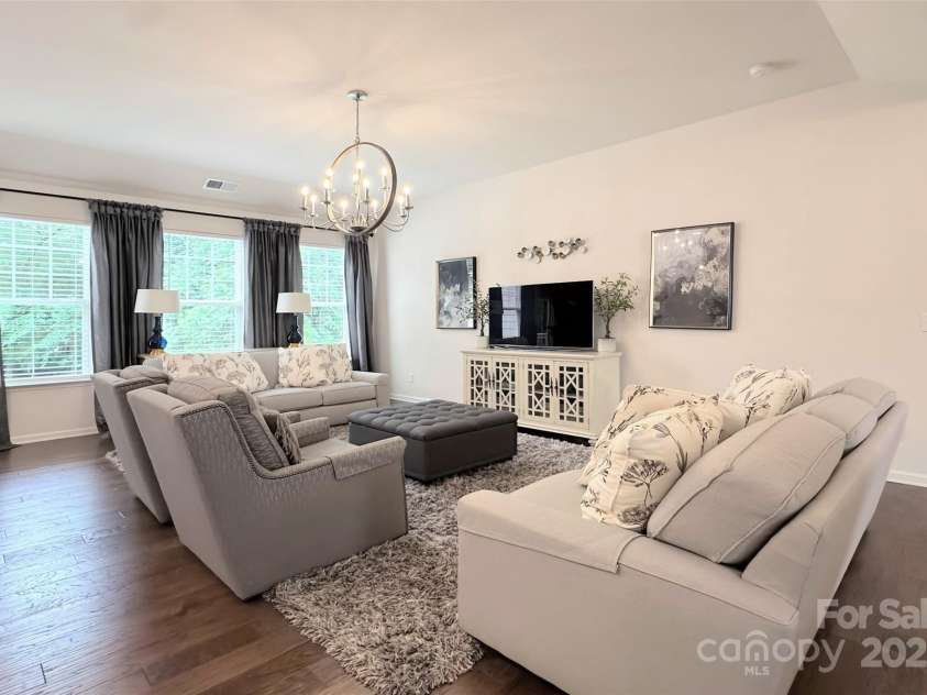 3807 Blazeprince Drive, Charlotte, NC 28215.  MLS# CAR4264004, YatesRealty ID 15670. 