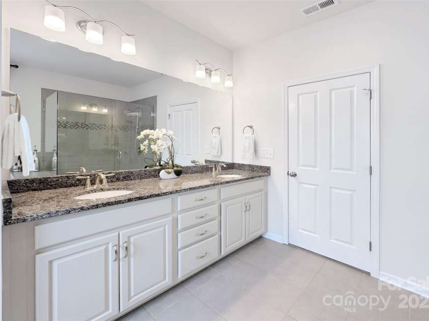 3807 Blazeprince Drive, Charlotte, NC 28215.  MLS# CAR4264004, YatesRealty ID 15670. 