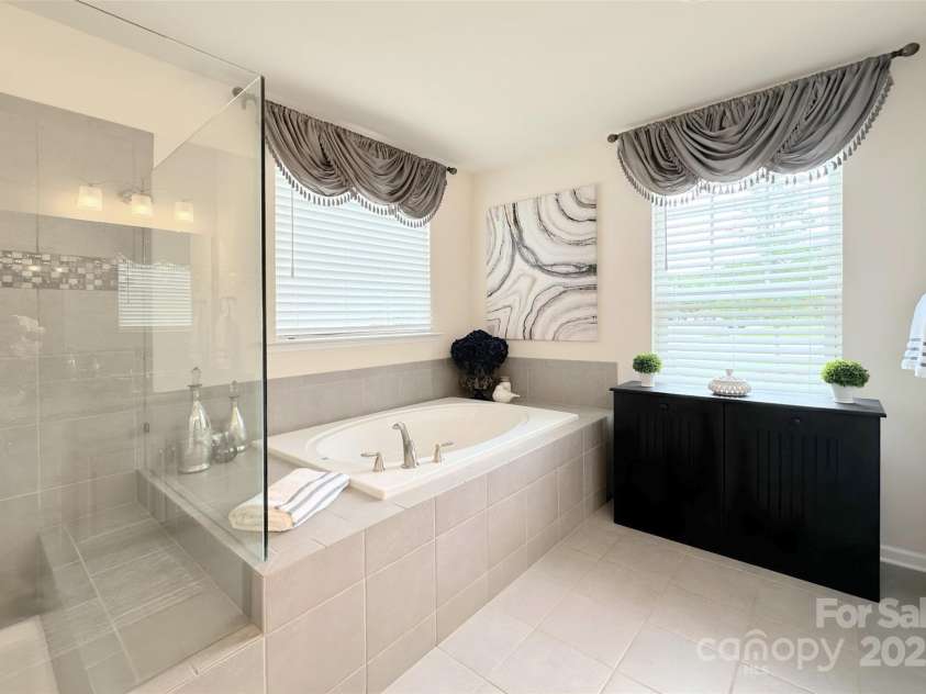 3807 Blazeprince Drive, Charlotte, NC 28215.  MLS# CAR4264004, YatesRealty ID 15670. 