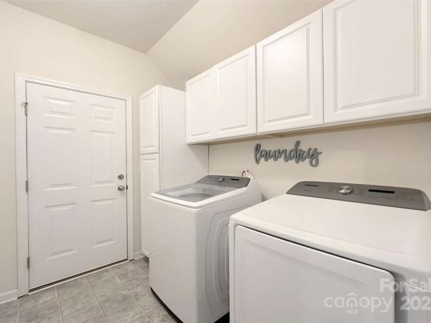 3807 Blazeprince Drive, Charlotte, NC 28215.  MLS# CAR4264004, YatesRealty ID 15670. 