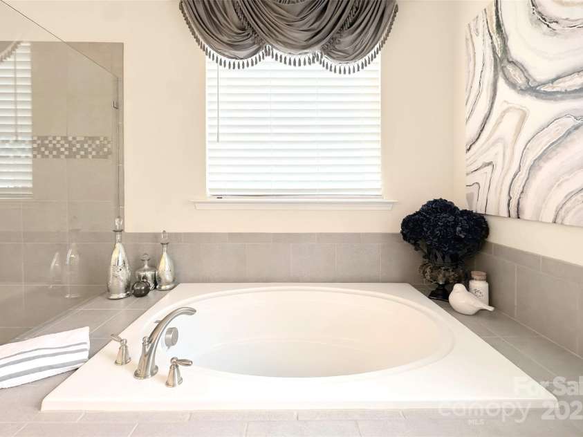 3807 Blazeprince Drive, Charlotte, NC 28215.  MLS# CAR4264004, YatesRealty ID 15670. 