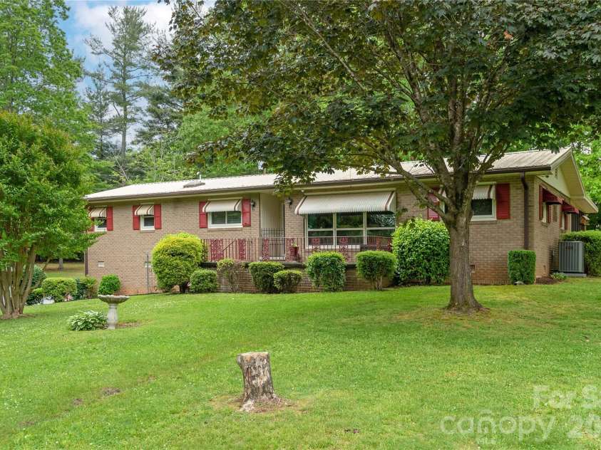 204 Reed Drive, Flat Rock, NC 28731.  MLS# CAR4355260, YatesRealty ID 15674. 