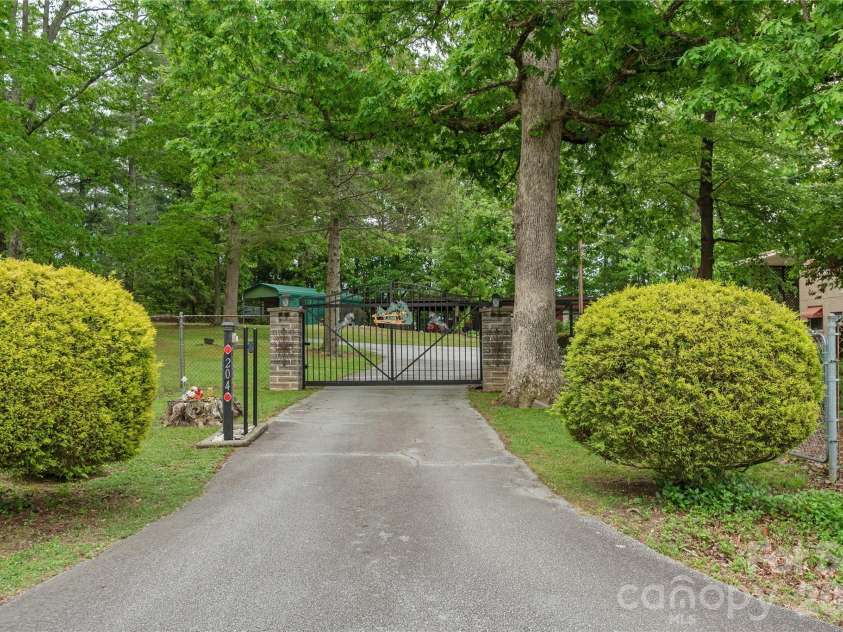204 Reed Drive, Flat Rock, NC 28731.  MLS# CAR4355260, YatesRealty ID 15674. 