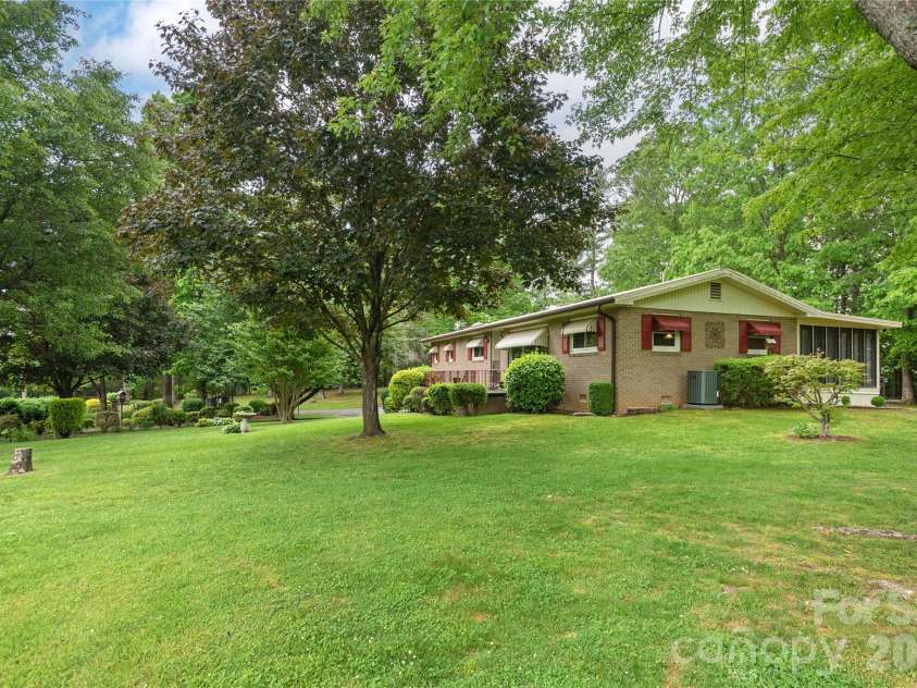204 Reed Drive, Flat Rock, NC 28731.  MLS# CAR4355260, YatesRealty ID 15674. 