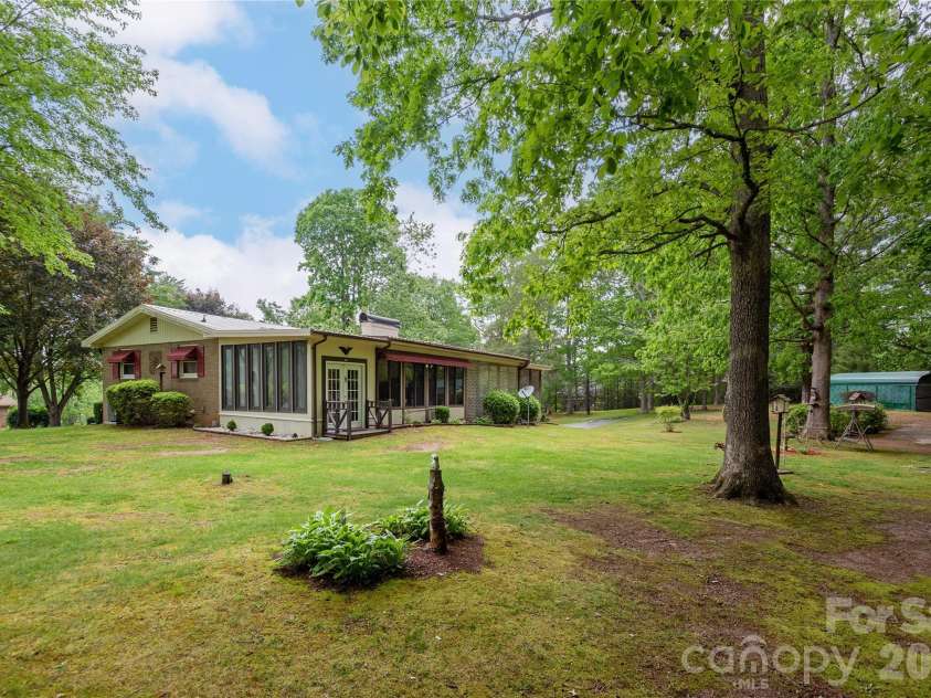204 Reed Drive, Flat Rock, NC 28731.  MLS# CAR4355260, YatesRealty ID 15674. 