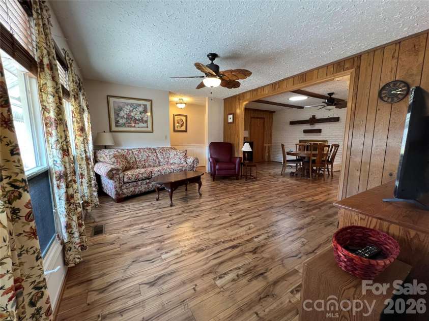 204 Reed Drive, Flat Rock, NC 28731.  MLS# CAR4355260, YatesRealty ID 15674. 