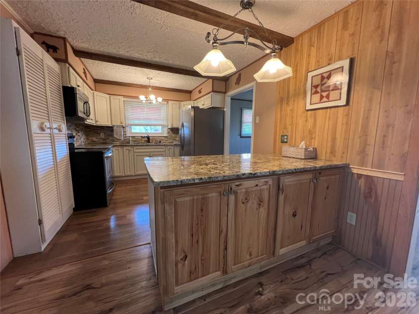 204 Reed Drive, Flat Rock, NC 28731.  MLS# CAR4355260, YatesRealty ID 15674. 