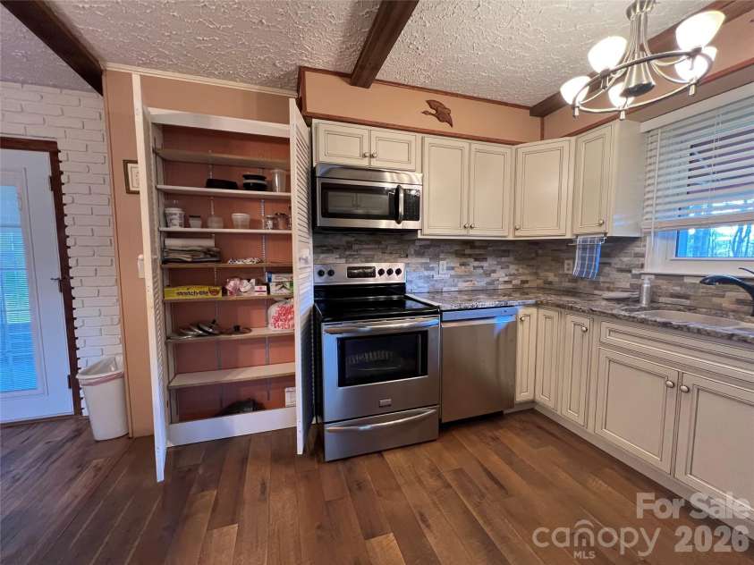 204 Reed Drive, Flat Rock, NC 28731.  MLS# CAR4355260, YatesRealty ID 15674. 