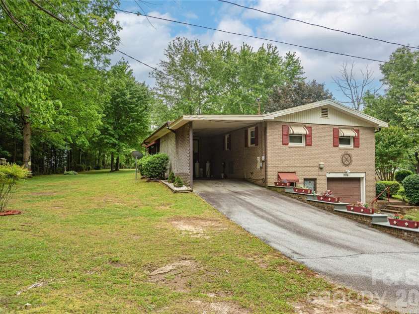 204 Reed Drive, Flat Rock, NC 28731.  MLS# CAR4355260, YatesRealty ID 15674. 
