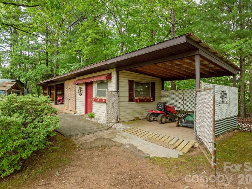 204 Reed Drive, Flat Rock, NC 28731.  MLS# CAR4355260, YatesRealty ID 15674. 