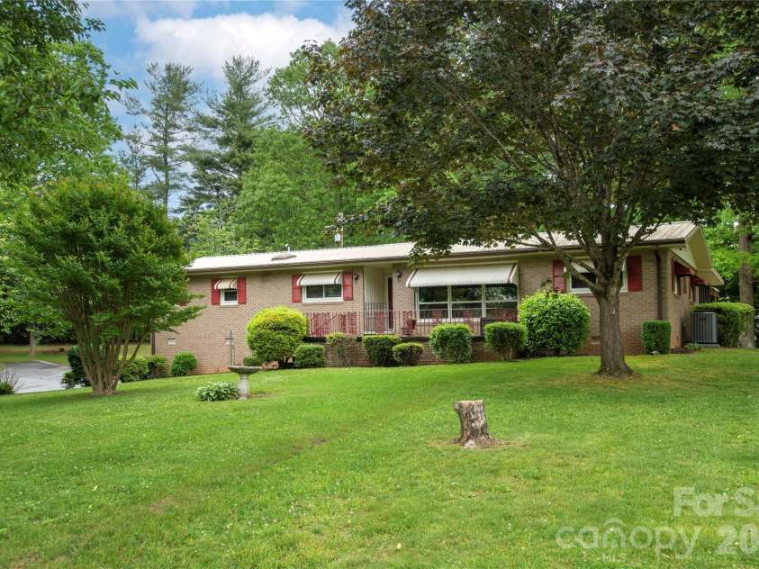 204 Reed Drive, Flat Rock, NC 28731.  MLS# CAR4355260, YatesRealty ID 15674. 