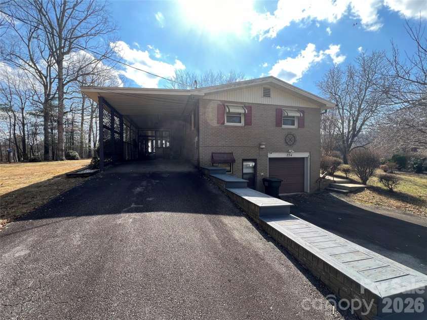 204 Reed Drive, Flat Rock, NC 28731.  MLS# CAR4355260, YatesRealty ID 15674. 