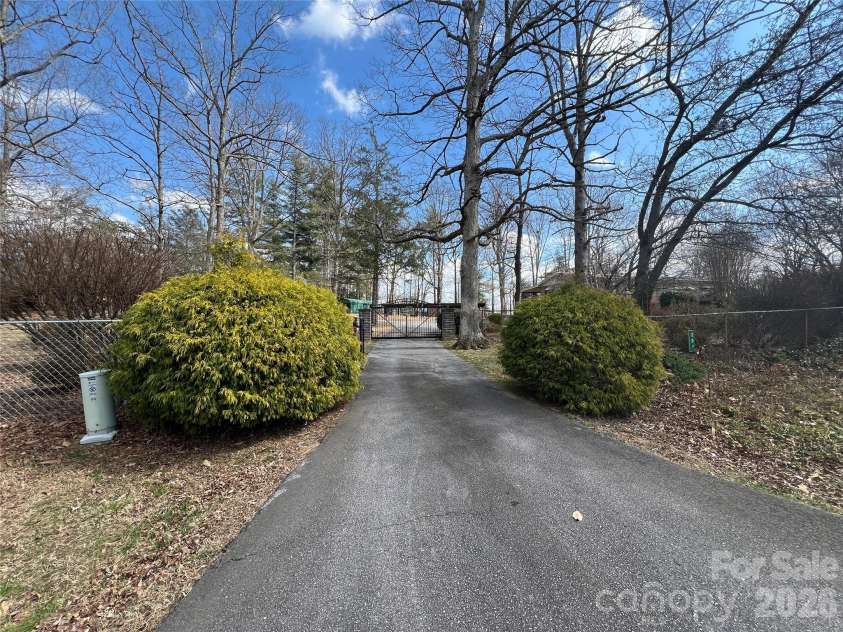 204 Reed Drive, Flat Rock, NC 28731.  MLS# CAR4355260, YatesRealty ID 15674. 