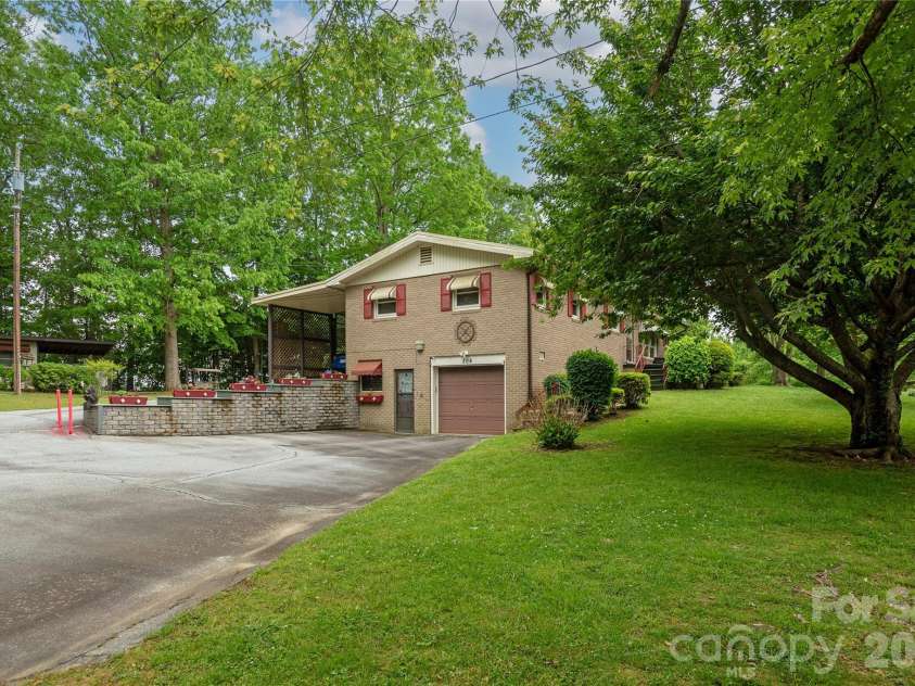 204 Reed Drive, Flat Rock, NC 28731.  MLS# CAR4355260, YatesRealty ID 15674. Side view of home.