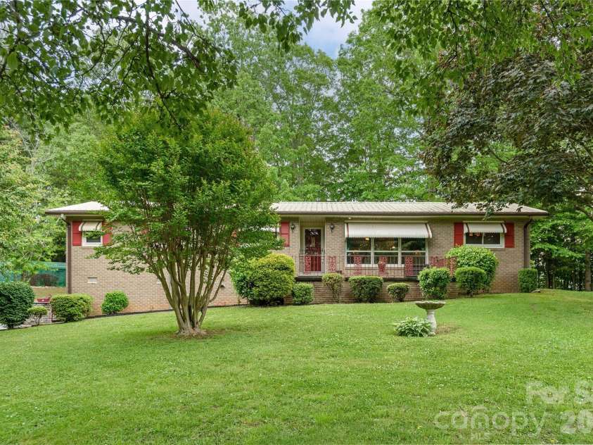 204 Reed Drive, Flat Rock, NC 28731.  MLS# CAR4355260, YatesRealty ID 15674. Welcome home!