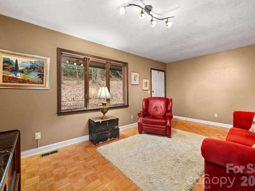 45 Crescent Drive, Hendersonville, NC 28739.  MLS# CAR4338501, YatesRealty ID 15675. 
