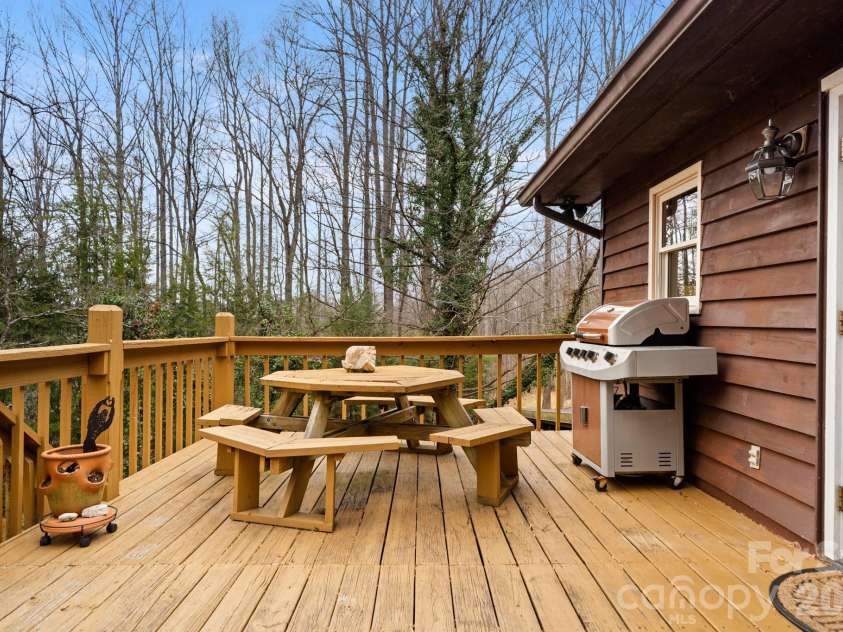 45 Crescent Drive, Hendersonville, NC 28739.  MLS# CAR4338501, YatesRealty ID 15675. 