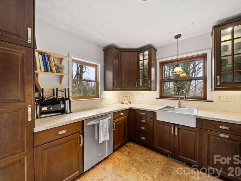45 Crescent Drive, Hendersonville, NC 28739.  MLS# CAR4338501, YatesRealty ID 15675. 