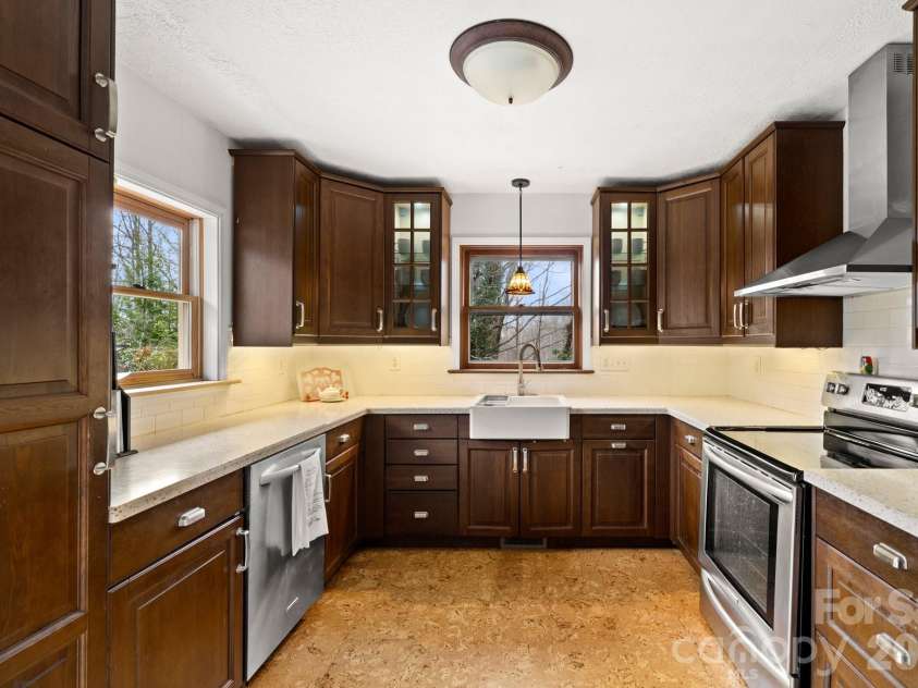 45 Crescent Drive, Hendersonville, NC 28739.  MLS# CAR4338501, YatesRealty ID 15675. 