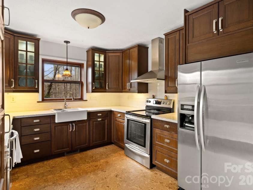45 Crescent Drive, Hendersonville, NC 28739.  MLS# CAR4338501, YatesRealty ID 15675. 