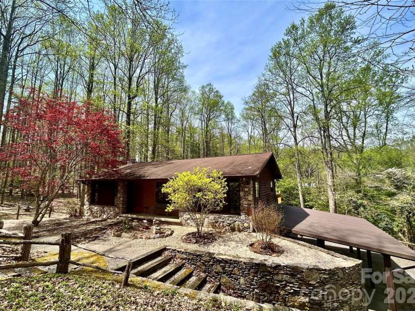 45 Crescent Drive, Hendersonville, NC 28739.  MLS# CAR4338501, YatesRealty ID 15675. 
