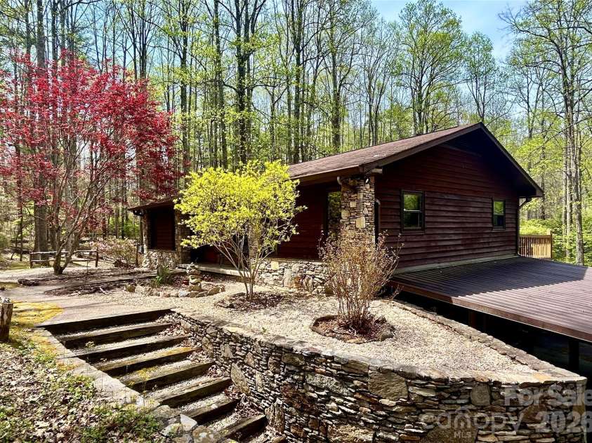 45 Crescent Drive, Hendersonville, NC 28739.  MLS# CAR4338501, YatesRealty ID 15675. 