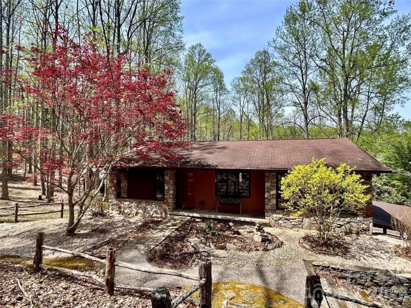 45 Crescent Drive, Hendersonville, NC 28739.  MLS# CAR4338501, YatesRealty ID 15675. 