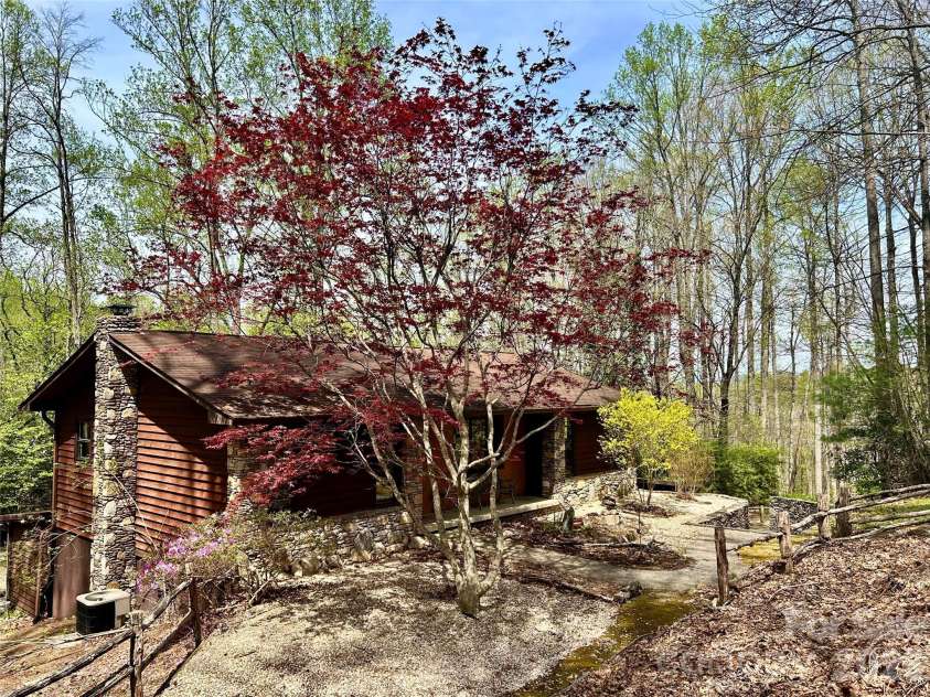 45 Crescent Drive, Hendersonville, NC 28739.  MLS# CAR4338501, YatesRealty ID 15675. 