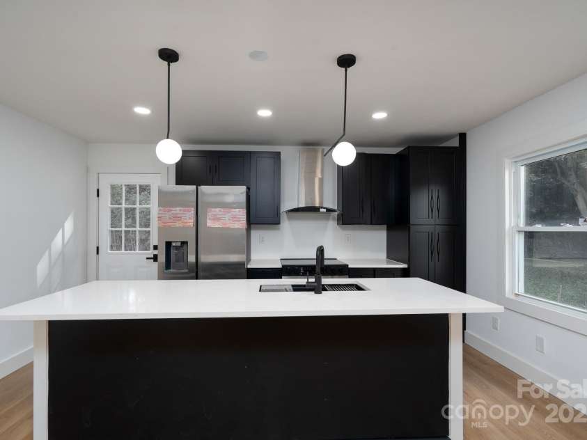 4500 Ridgeley Drive, Charlotte, NC 28208.  MLS# CAR4258893, YatesRealty ID 15675. 