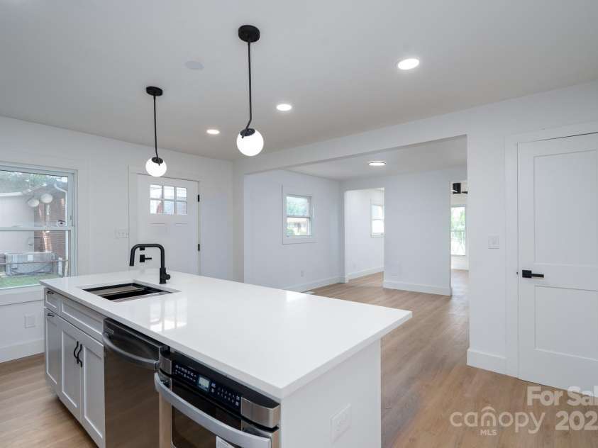 4500 Ridgeley Drive, Charlotte, NC 28208.  MLS# CAR4258893, YatesRealty ID 15675. 