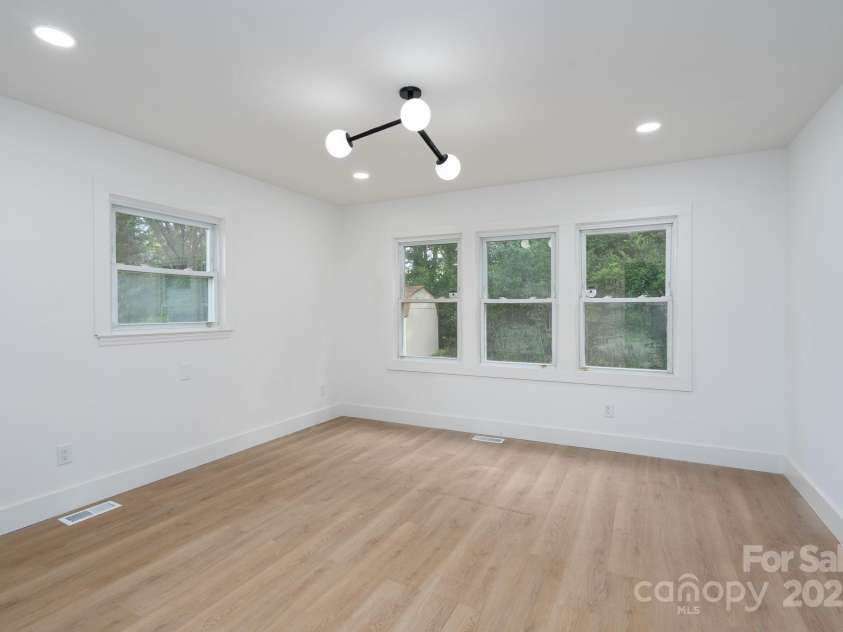 4500 Ridgeley Drive, Charlotte, NC 28208.  MLS# CAR4258893, YatesRealty ID 15675. 