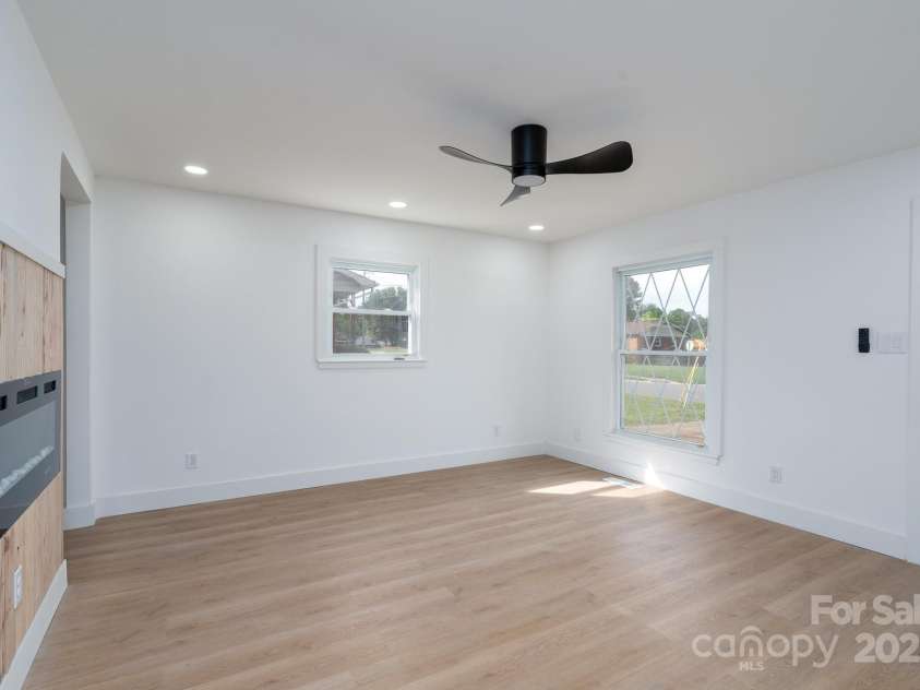 4500 Ridgeley Drive, Charlotte, NC 28208.  MLS# CAR4258893, YatesRealty ID 15675. 