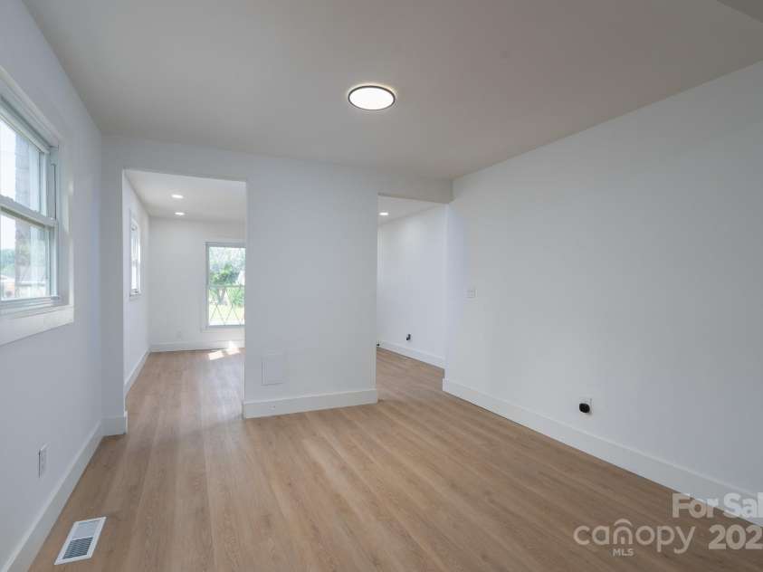 4500 Ridgeley Drive, Charlotte, NC 28208.  MLS# CAR4258893, YatesRealty ID 15675. 