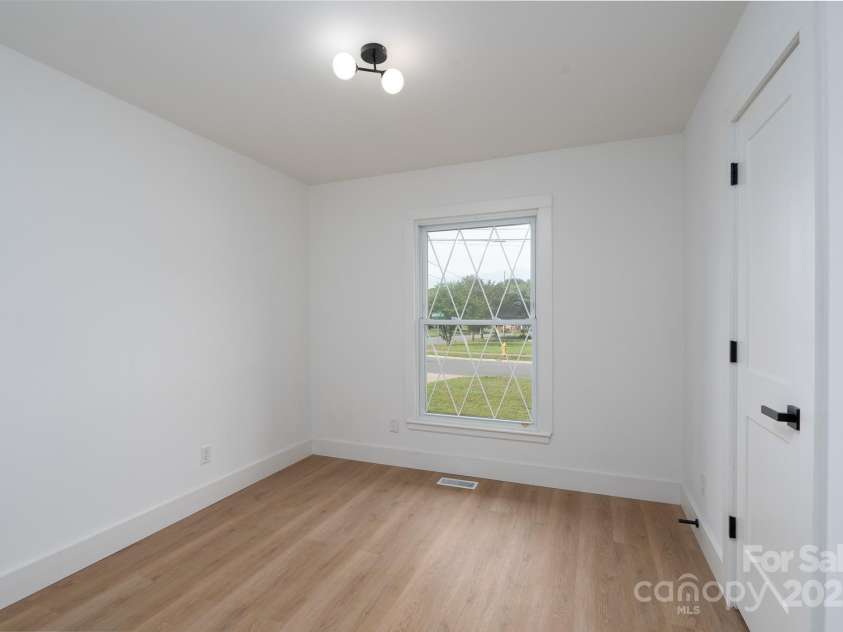 4500 Ridgeley Drive, Charlotte, NC 28208.  MLS# CAR4258893, YatesRealty ID 15675. 