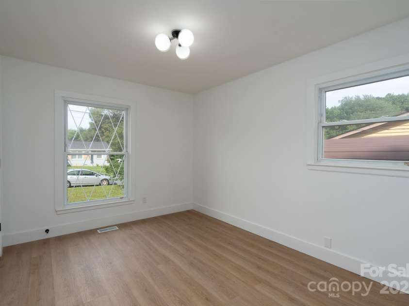 4500 Ridgeley Drive, Charlotte, NC 28208.  MLS# CAR4258893, YatesRealty ID 15675. 