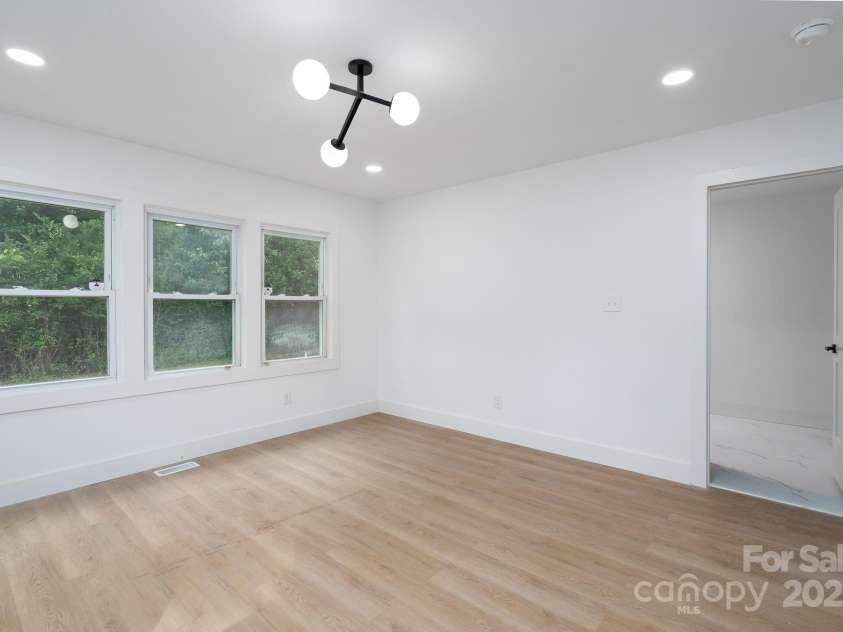 4500 Ridgeley Drive, Charlotte, NC 28208.  MLS# CAR4258893, YatesRealty ID 15675. 