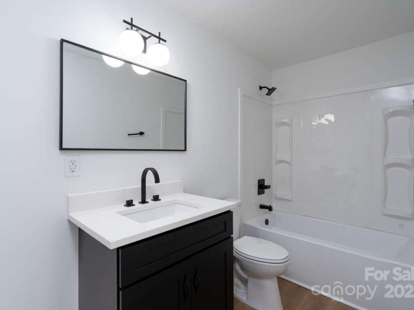 4500 Ridgeley Drive, Charlotte, NC 28208.  MLS# CAR4258893, YatesRealty ID 15675. 