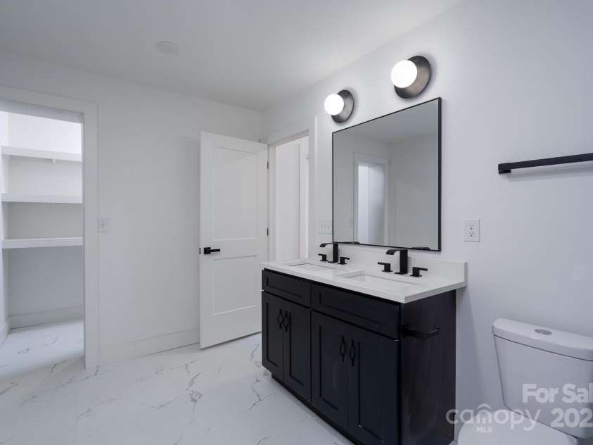 4500 Ridgeley Drive, Charlotte, NC 28208.  MLS# CAR4258893, YatesRealty ID 15675. 