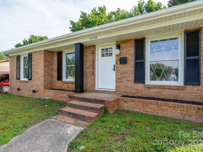 4500 Ridgeley Drive, Charlotte, NC 28208.  MLS# CAR4258893, YatesRealty ID 15675. 