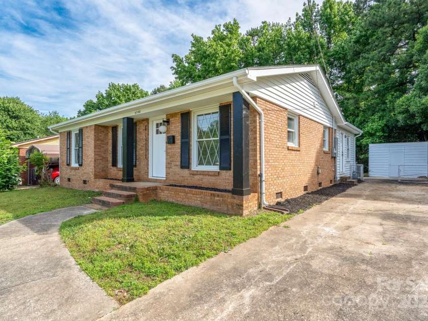 4500 Ridgeley Drive, Charlotte, NC 28208.  MLS# CAR4258893, YatesRealty ID 15675. 