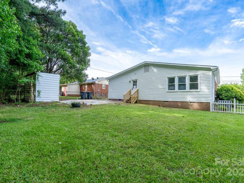 4500 Ridgeley Drive, Charlotte, NC 28208.  MLS# CAR4258893, YatesRealty ID 15675. 