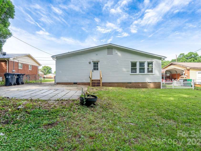 4500 Ridgeley Drive, Charlotte, NC 28208.  MLS# CAR4258893, YatesRealty ID 15675. 