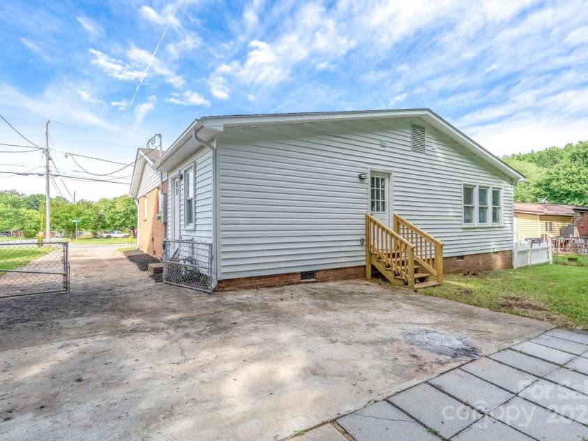 4500 Ridgeley Drive, Charlotte, NC 28208.  MLS# CAR4258893, YatesRealty ID 15675. 