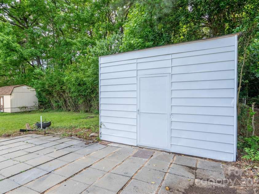 4500 Ridgeley Drive, Charlotte, NC 28208.  MLS# CAR4258893, YatesRealty ID 15675. 