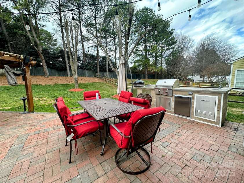 8932 Raven Park Drive, Charlotte, NC 28216.  MLS# CAR4228968, YatesRealty ID 15677. 