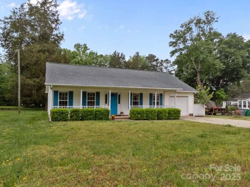 1401 Thompson Avenue, Charlotte, NC 28216.  MLS# CAR4251169, YatesRealty ID 15680. 