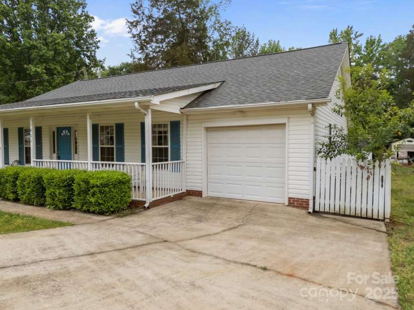 1401 Thompson Avenue, Charlotte, NC 28216.  MLS# CAR4251169, YatesRealty ID 15680. 