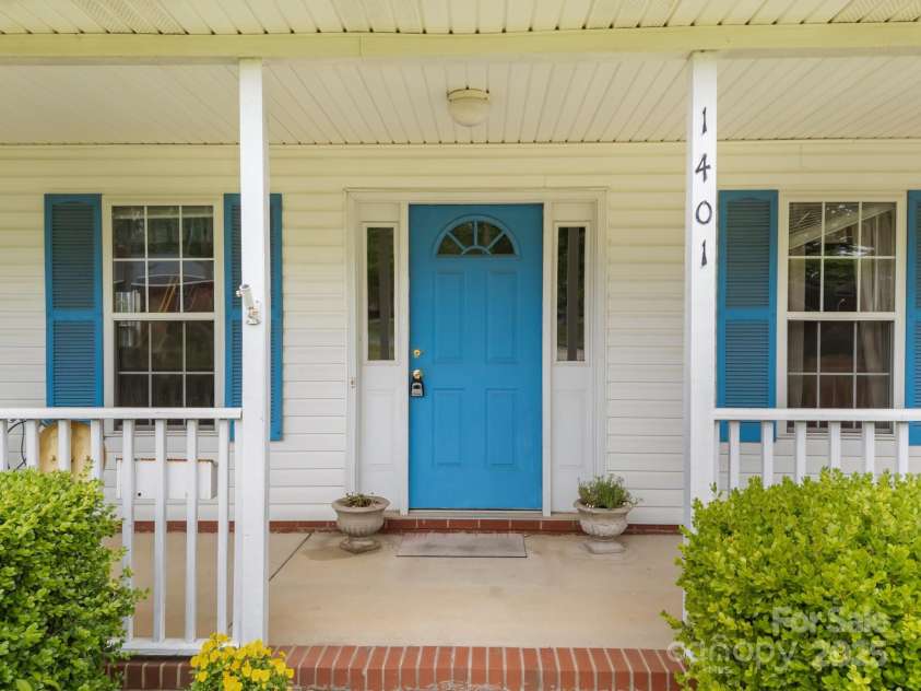 1401 Thompson Avenue, Charlotte, NC 28216.  MLS# CAR4251169, YatesRealty ID 15680. 