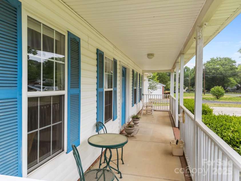 1401 Thompson Avenue, Charlotte, NC 28216.  MLS# CAR4251169, YatesRealty ID 15680. 